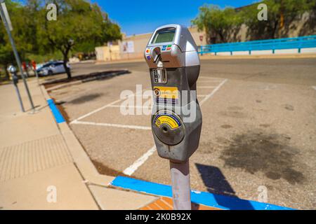 Portafoglio del parchimetro, supplemento per il parcheggio pubblico, monedero de parkimetro, cobro por estacionamiento pubblico nel centro di Tucson, Arizona, Stati Uniti. Città di Tucson. È una città dell'Arizona, nel deserto del Sonoran, circondata da diverse catene montuose, tra cui la Sierra de Santa Catalina. Le residenze restaurate del quartiere storico di El Presidio e le case a schiera del Barrio Historico riflettono gli inizi del 19th° secolo della città. Tucson è la sede della University of Arizona e ha molti negozi d'epoca, nightclub e ristoranti sulla Fourth Avenue (© Photo Luis Gutierrez di NortePhoto.c Foto Stock