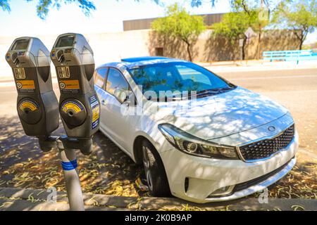 Kia Forte de Luis Gutierrez , fotografo, portafoglio parchimetro, tassa per parcheggio pubblico, monedero de parkimetro, cobro por estacionamiento pubblico nel centro di Tucson, Arizona, Stati Uniti. Città di Tucson. È una città dell'Arizona, nel deserto del Sonoran, circondata da diverse catene montuose, tra cui la Sierra de Santa Catalina. Le residenze restaurate del quartiere storico di El Presidio e le case a schiera del Barrio Historico riflettono gli inizi del 19th° secolo della città. Tucson è sede della University of Arizona e ha molti negozi d'epoca, nightclub e ristoranti sul Fourth Avenu Foto Stock