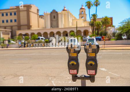 Portafoglio del parchimetro, supplemento per il parcheggio pubblico, monedero de parkimetro, cobro por estacionamiento pubblico nel centro di Tucson, Arizona, Stati Uniti. Città di Tucson. È una città dell'Arizona, nel deserto del Sonoran, circondata da diverse catene montuose, tra cui la Sierra de Santa Catalina. Le residenze restaurate del quartiere storico di El Presidio e le case a schiera del Barrio Historico riflettono gli inizi del 19th° secolo della città. Tucson è la sede della University of Arizona e ha molti negozi d'epoca, nightclub e ristoranti sulla Fourth Avenue (© Photo Luis Gutierrez di NortePhoto.c Foto Stock