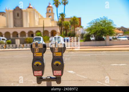 Portafoglio del parchimetro, supplemento per il parcheggio pubblico, monedero de parkimetro, cobro por estacionamiento pubblico nel centro di Tucson, Arizona, Stati Uniti. Città di Tucson. È una città dell'Arizona, nel deserto del Sonoran, circondata da diverse catene montuose, tra cui la Sierra de Santa Catalina. Le residenze restaurate del quartiere storico di El Presidio e le case a schiera del Barrio Historico riflettono gli inizi del 19th° secolo della città. Tucson è la sede della University of Arizona e ha molti negozi d'epoca, nightclub e ristoranti sulla Fourth Avenue (© Photo Luis Gutierrez di NortePhoto.c Foto Stock