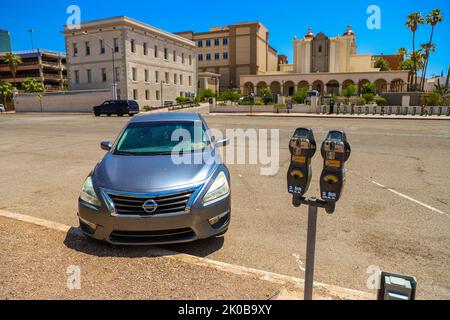 Portafoglio del parchimetro, supplemento per il parcheggio pubblico, monedero de parkimetro, cobro por estacionamiento pubblico nel centro di Tucson, Arizona, Stati Uniti. Città di Tucson. È una città dell'Arizona, nel deserto del Sonoran, circondata da diverse catene montuose, tra cui la Sierra de Santa Catalina. Le residenze restaurate del quartiere storico di El Presidio e le case a schiera del Barrio Historico riflettono gli inizi del 19th° secolo della città. Tucson è la sede della University of Arizona e ha molti negozi d'epoca, nightclub e ristoranti sulla Fourth Avenue (© Photo Luis Gutierrez di NortePhoto.c Foto Stock