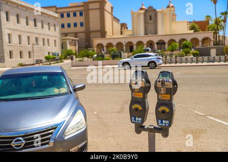 Portafoglio del parchimetro, supplemento per il parcheggio pubblico, monedero de parkimetro, cobro por estacionamiento pubblico nel centro di Tucson, Arizona, Stati Uniti. Città di Tucson. È una città dell'Arizona, nel deserto del Sonoran, circondata da diverse catene montuose, tra cui la Sierra de Santa Catalina. Le residenze restaurate del quartiere storico di El Presidio e le case a schiera del Barrio Historico riflettono gli inizi del 19th° secolo della città. Tucson è la sede della University of Arizona e ha molti negozi d'epoca, nightclub e ristoranti sulla Fourth Avenue (© Photo Luis Gutierrez di NortePhoto.c Foto Stock