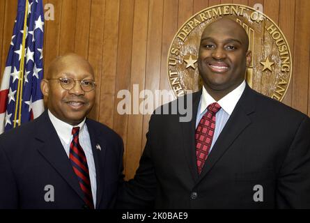 Il Segretario Alphonso Jackson con Rodney Bullard - il Segretario Alphonso Jackson incontra alla sede centrale dell'HUD Rodney Bullard, procuratore speciale con l'Agenzia dei servizi legali dell'aeronautica militare, e 2005-2006 White House Fellow. Il Segretario Alphonso Jackson con Rodney Bullard Subject, il Segretario Alphonso Jackson incontra alla sede HUD Rodney Bullard, procuratore speciale con l'Agenzia dei servizi legali dell'aeronautica militare, e 2005-2006 White House Fellow. Foto Stock