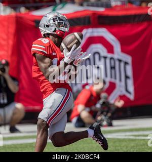 Columbus, Ohio, Stati Uniti. 10th Set, 2022. Ricevitore MARVIN HARRISON JR. (18) durante la partita tra i Red Wolves dello Stato dell'Arkansas e gli Ohio state Buckeyes dello stadio dell'Ohio, viene assegnato un passaggio per un incontro. (Credit Image: © Scott Stuart/ZUMA Press Wire) Foto Stock