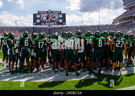 East Lansing, Michigan, Stati Uniti. 10th Set, 2022. I giocatori dello Stato del Michigan si riuniscono nella zona finale prima della loro partita contro Akron allo Spartan Stadium. (Credit Image: © Scott Mapes/ZUMA Press Wire) Credit: ZUMA Press, Inc./Alamy Live News Foto Stock