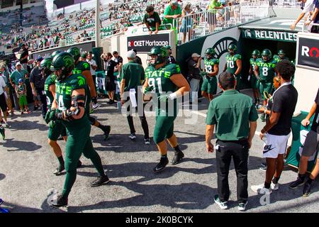 East Lansing, Michigan, Stati Uniti. 10th Set, 2022. I giocatori dello Stato del Michigan escono dal tunnel per riscaldarsi prima della loro partita contro Akron allo Spartan Stadium. (Credit Image: © Scott Mapes/ZUMA Press Wire) Credit: ZUMA Press, Inc./Alamy Live News Foto Stock