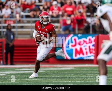 Piscataway, New Jersey, Stati Uniti. 10th Set, 2022. Gavin Wimsatt (2) cerca di fare una partita durante una partita di football tra i Wagner Seahawks e i Rutgers Scarlet Knights allo SHI Stadium di Piscataway, NJ Mike Langish/Cal Sport Media. Credit: csm/Alamy Live News Credit: CAL Sport Media/Alamy Live News Foto Stock