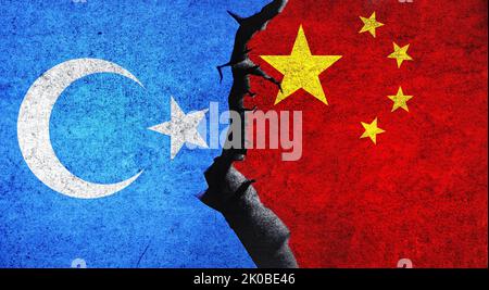 Turkestan orientale vs Cina bandiere su un muro con una spaccatura. Conflitto con la Cina di Uighur. Conflitto tra Cina e Turkistan orientale, concetto di crisi di guerra Foto Stock