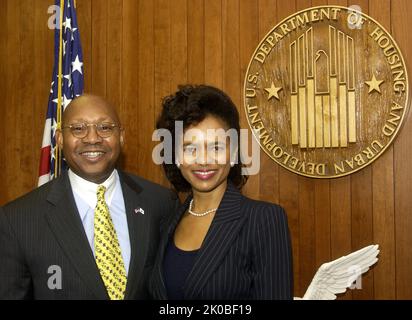 Il Segretario Alphonso Jackson con Mary Bush - il Segretario Alphonso Jackson ha incontrato alla sede dell'HUD Mary Bush, Presidente di Bush International, una società di consulenza finanziaria, ed ex capo del Federal Home Loan Bank System, ex rappresentante degli Stati Uniti nel Consiglio del Fondo monetario Internazionale. Il Segretario Alphonso Jackson con Mary Bush Subject, il Segretario Alphonso Jackson ha incontrato alla sede HUD Mary Bush, Presidente di Bush International, una società di consulenza finanziaria, ed ex capo del Federal Home Loan Bank System, ex Rappresentante degli Stati Uniti per il Fondo monetario Internazionale Foto Stock