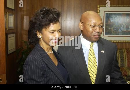 Il Segretario Alphonso Jackson con Mary Bush - il Segretario Alphonso Jackson ha incontrato alla sede dell'HUD Mary Bush, Presidente di Bush International, una società di consulenza finanziaria, ed ex capo del Federal Home Loan Bank System, ex rappresentante degli Stati Uniti nel Consiglio del Fondo monetario Internazionale. Il Segretario Alphonso Jackson con Mary Bush Subject, il Segretario Alphonso Jackson ha incontrato alla sede HUD Mary Bush, Presidente di Bush International, una società di consulenza finanziaria, ed ex capo del Federal Home Loan Bank System, ex Rappresentante degli Stati Uniti per il Fondo monetario Internazionale Foto Stock