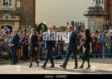 Windsor, Regno Unito. 10th Settembre 2022. Il Principe Guglielmo e Caterina, il nuovo Principe e Principessa di Galles, accompagnati dal Principe Harry e Meghan, il Duca e la Duchessa di Sussex, procedono per salutare i bramatori fuori dal Castello di Windsor dopo la morte della Regina Elisabetta II La regina Elisabetta II, il monarca più longevo del Regno Unito, morì a Balmoral all'età di 96 anni il 8th settembre 2022 dopo un regno della durata di 70 anni. Credit: Notizie dal vivo di Mark Kerrison/Alamy Foto Stock