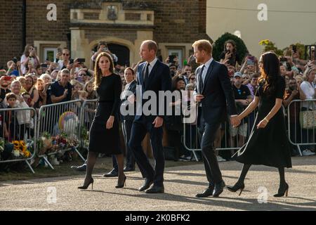 Windsor, Regno Unito. 10th Settembre 2022. Il Principe Guglielmo e Caterina, il nuovo Principe e Principessa di Galles, accompagnati dal Principe Harry e Meghan, il Duca e la Duchessa di Sussex, procedono per salutare i bramatori fuori dal Castello di Windsor dopo la morte della Regina Elisabetta II La regina Elisabetta II, il monarca più longevo del Regno Unito, morì a Balmoral all'età di 96 anni il 8th settembre 2022 dopo un regno della durata di 70 anni. Credit: Notizie dal vivo di Mark Kerrison/Alamy Foto Stock