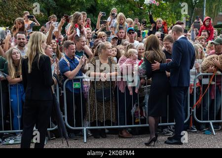 Windsor, Regno Unito. 10th Settembre 2022. Il Principe Guglielmo e Caterina, il nuovo Principe e Principessa del Galles, accolgono i bravissimi estimatori fuori dal Castello di Windsor. Le folle si riunirono per rendere omaggio alla regina Elisabetta II, il monarca più longevo del Regno Unito, che morì a Balmoral di 96 anni il 8th settembre 2022 dopo un regno della durata di 70 anni. Credit: Notizie dal vivo di Mark Kerrison/Alamy Foto Stock