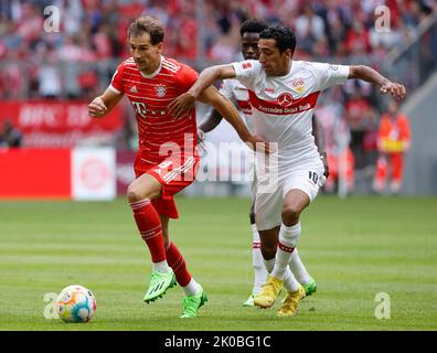 Monaco, Germania. 11th Set, 2022. Leon Goretzka (L) del Bayern Monaco vies con Tiago Tomas di Stoccarda durante la prima divisione tedesca Bundesliga partita di calcio tra Bayern Monaco e VfB Stoccarda a Monaco di Baviera, Germania, 10 settembre 2022. Credit: Philippe Ruiz/Xinhua/Alamy Live News Foto Stock