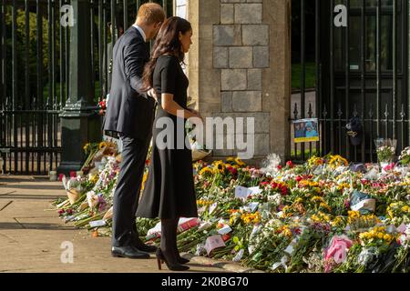 Windsor, Regno Unito. 10th Settembre 2022. Il Principe Harry e Meghan, il Duca e la Duchessa di Sussex, considerano i tributi floreali che si trovano fuori dalla porta di Cambridge al Castello di Windsor dopo la morte della Regina Elisabetta II La regina Elisabetta II, il monarca più longevo del Regno Unito, morì a Balmoral all'età di 96 anni il 8th settembre 2022 dopo un regno della durata di 70 anni. Credit: Notizie dal vivo di Mark Kerrison/Alamy Foto Stock