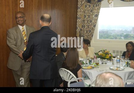 Robert Woodson Awards. Robert Woodson Awards oggetto dell'evento, il Vice Segretario Roy Bernardi con il Senior Counsel A. Bryant Applegate e altri funzionari dell'HUD all'evento Robert Woodson Awards. Foto Stock