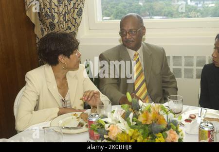 Robert Woodson Awards. Robert Woodson Awards oggetto dell'evento, il Vice Segretario Roy Bernardi con il Senior Counsel A. Bryant Applegate e altri funzionari dell'HUD all'evento Robert Woodson Awards. Foto Stock