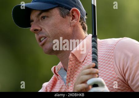 Rory McElroy (ENG) 17th tee durante il BMW PGA Championship 2022 al Wentworth Club, Virginia Water, Regno Unito. 10th Set, 2022. (Foto di Richard Washbrooke/News Images) in Virginia Water, Regno Unito il 9/10/2022. (Foto di Richard Washbrooke/News Images/Sipa USA) Credit: Sipa USA/Alamy Live News Foto Stock