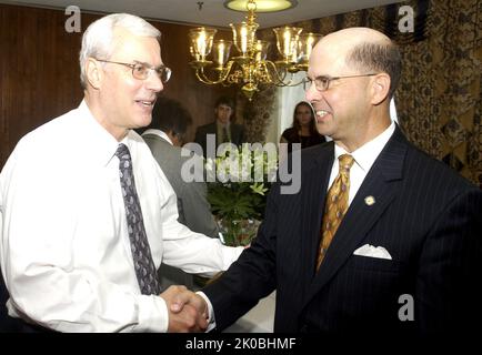 Robert Woodson Awards. Robert Woodson Awards oggetto dell'evento, il Vice Segretario Roy Bernardi con il Senior Counsel A. Bryant Applegate e altri funzionari dell'HUD all'evento Robert Woodson Awards. Foto Stock