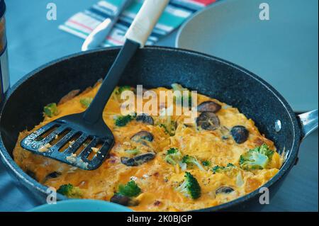Primo piano di frittata appena sfornata sul tavolo Foto Stock