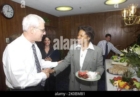 Robert Woodson Awards. Robert Woodson Awards oggetto dell'evento, il Vice Segretario Roy Bernardi con il Senior Counsel A. Bryant Applegate e altri funzionari dell'HUD all'evento Robert Woodson Awards. Foto Stock