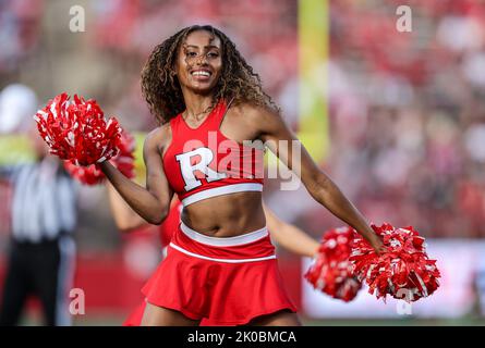 Piscataway, New Jersey, Stati Uniti. 10th Set, 2022. I membri della squadra Rutgers Cheer lavorano alla folla durante una partita di football NCAA tra i Wagner Seahawks e i Rutgers Scarlet Knights allo SHI Stadium di Piscataway, NJ. Mike Langish/Cal Sport Media. Credit: csm/Alamy Live News Credit: CAL Sport Media/Alamy Live News Foto Stock