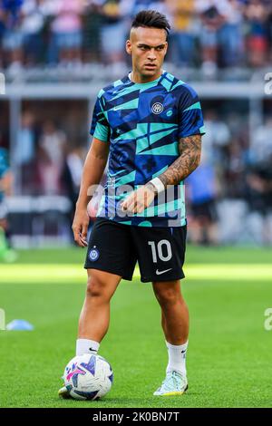 Milano, Italia. 10th Set, 2022. Lautaro Martinez del FC Internazionale si scalda durante la Serie A 2022/23 football match tra FC Internazionale e Torino FC allo Stadio Giuseppe Meazza. Punteggio finale | Inter 1 - 0 Torino (Foto di Fabrizio Carabelli/SOPA Images/Sipa USA) Credit: Sipa USA/Alamy Live News Foto Stock