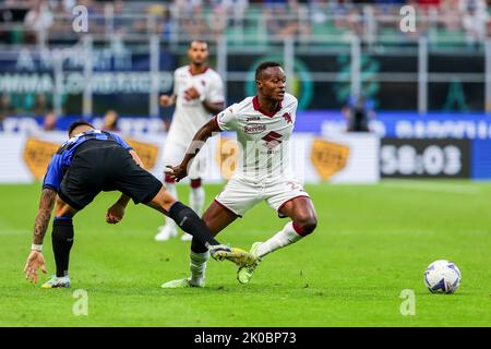 Milano, Italia. 10th Set, 2022. Demba Seck di Torino FC compete per la palla con Lautaro Martinez del FC Internazionale durante la Serie A 2022/23 partita di calcio tra FC Internazionale e Torino FC allo Stadio Giuseppe Meazza. Punteggio finale | Inter 1 - 0 Torino Credit: SOPA Images Limited/Alamy Live News Foto Stock