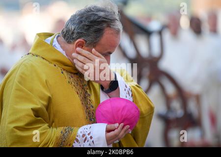 Rieti, Rieti. 9th Set, 2022. Monsignor Domenico Pompili nella sua ultima Messa come Vescovo di Rieti, prima di unirsi alla diocesi di Verona. Pompili si è mosso durante un minuto di raccoglimento. A Rieti, Italia, il 9 settembre 2022. (Credit Image: © Riccardo Fabi/Pacific Press via ZUMA Press Wire) Foto Stock