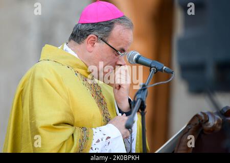 Rieti, Rieti. 9th Set, 2022. Monsignor Domenico Pompili nella sua ultima Messa come Vescovo di Rieti, prima di unirsi alla diocesi di Verona, viene spostato durante il suo discorso in città al termine dell'omelia. A Rieti, Italia, il 9 settembre 2022. (Credit Image: © Riccardo Fabi/Pacific Press via ZUMA Press Wire) Foto Stock