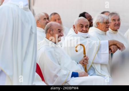 Rieti, Rieti. 9th Set, 2022. La città di Rieti e i sacerdoti della diocesi dicono Arrivederci a Monsignor Domenico Pompili durante la sua ultima Messa, il 9 settembre 2022, come Vescovo di Rieti, prima di unirsi alla diocesi di Verona. (Credit Image: © Riccardo Fabi/Pacific Press via ZUMA Press Wire) Foto Stock