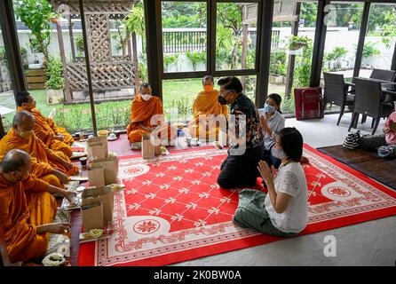 Bangkok, Thailandia. 09th Set, 2022. I devoti che offrono preghiere durante la cerimonia di benedizione. I monaci buddisti thailandesi eseguono una cerimonia di benedizione “Tam Boon” in un nuovo business aperto - Café 123 nel centro di Bangkok. Cinque monaci fanno il merito eseguendo canti ritmici e candele leggere che gocciolano cera in una ciotola di acqua Santa, portando buona fortuna all'istituzione. Credit: SOPA Images Limited/Alamy Live News Foto Stock