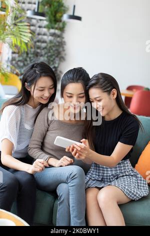 Amici cinesi felici divertirsi insieme Foto Stock