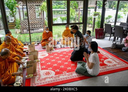 Bangkok, Thailandia. 09th Set, 2022. I devoti che offrono preghiere durante la cerimonia di benedizione. I monaci buddisti thailandesi eseguono una cerimonia di benedizione “Tam Boon” in un nuovo business aperto - Café 123 nel centro di Bangkok. Cinque monaci fanno il merito eseguendo canti ritmici e candele leggere che gocciolano cera in una ciotola di acqua Santa, portando buona fortuna all'istituzione. (Foto di Paul Lakatos/SOPA Images/Sipa USA) Credit: Sipa USA/Alamy Live News Foto Stock