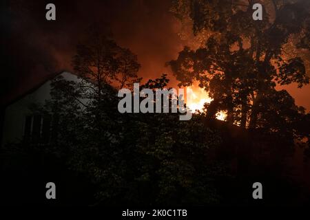 Berlino, Germania. 11th Set, 2022. Le fiamme scoppiarono dal tetto di una ex casa di riposo ebraica a Berlino-Gesundbrunnen. Un incendio scoppiò sul tetto di una ex casa di riposo ebraica a Berlino-Gesundbrunnen la domenica sera. I vigili del fuoco hanno dovuto eseguire un'operazione su larga scala. I vigili del fuoco prevedono che i lavori antincendio continuino fino alla domenica mattina. Credit: Fabian Sommer/dpa/Alamy Live News Foto Stock