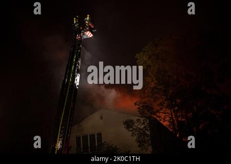 Berlino, Germania. 11th Set, 2022. Il vigili del fuoco di Berlino spegne l'incendio di una ex casa di riposo ebraica a Berlino-Gesundbrunnen. Un incendio scoppiò nel tetto di una ex casa di riposo ebraica a Berlino-Gesundbrunnen la domenica sera. I vigili del fuoco hanno dovuto eseguire un'operazione su larga scala. I vigili del fuoco prevedono che i lavori antincendio continuino fino alla domenica mattina. Credit: Fabian Sommer/dpa/Alamy Live News Foto Stock