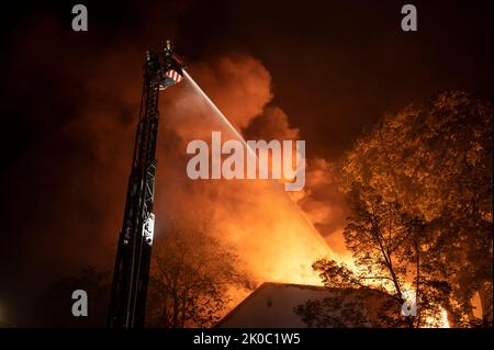 Berlino, Germania. 11th Set, 2022. Il vigili del fuoco di Berlino spegne l'incendio di una ex casa di riposo ebraica a Berlino-Gesundbrunnen. Un incendio scoppiò nel tetto di una ex casa di riposo ebraica a Berlino-Gesundbrunnen la domenica sera. I vigili del fuoco hanno dovuto eseguire un'operazione su larga scala. I vigili del fuoco prevedono che i lavori antincendio continuino fino alla domenica mattina. Credit: Fabian Sommer/dpa/Alamy Live News Foto Stock