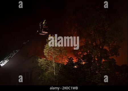 Berlino, Germania. 11th Set, 2022. Il vigili del fuoco di Berlino spegne l'incendio di una ex casa di riposo ebraica a Berlino-Gesundbrunnen. Un incendio scoppiò nel tetto di una ex casa di riposo ebraica a Berlino-Gesundbrunnen la domenica sera. I vigili del fuoco hanno dovuto eseguire un'operazione su larga scala. I vigili del fuoco prevedono che i lavori antincendio continuino fino alla domenica mattina. Credit: Fabian Sommer/dpa/Alamy Live News Foto Stock