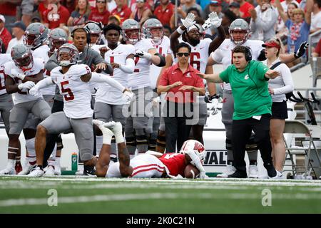 10 settembre 2022: Washington state Cougars difensive back Derrick Langford Jr. (5) festeggia dopo la rottura di un pass destinato al ricevitore Keontez Lewis del Wisconsin Badgers (3) durante la partita di football NCAA tra i Washington state Cougars e i tassi del Wisconsin al Camp Randall Stadium di Madison, WISCONSIN. Darren Lee/CSM Credit: CAL Sport Media/Alamy Live News Foto Stock