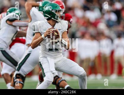 Piscataway, New Jersey, Stati Uniti. 10th Set, 2022. Il quartier generale di Wagner Seahawks Nick Kargman (11) torna a passare durante una partita di football NCAA tra i Wagner Seahawks e i Rutgers Scarlet Knights allo SHI Stadium di Piscataway, NJ. Mike Langish/Cal Sport Media. Credit: csm/Alamy Live News Credit: CAL Sport Media/Alamy Live News Foto Stock