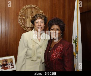 Shirley Caesar, Armstrong Williams in visita all'HUD. Shirley Caesar, Armstrong Williams in visita al soggetto HUD, il cantante gospel Shirley Caesar e l'editorialista e l'ospite del talk-show radiofonico Armstrong Williams in visita alla sede centrale dell'HUD, il Segretario all'incontro Alphonso Jackson e i membri dello staff dell'HUD. Foto Stock