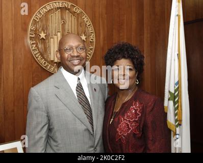 Shirley Caesar, Armstrong Williams in visita all'HUD. Shirley Caesar, Armstrong Williams in visita al soggetto HUD, il cantante gospel Shirley Caesar e l'editorialista e l'ospite del talk-show radiofonico Armstrong Williams in visita alla sede centrale dell'HUD, il Segretario all'incontro Alphonso Jackson e i membri dello staff dell'HUD. Foto Stock