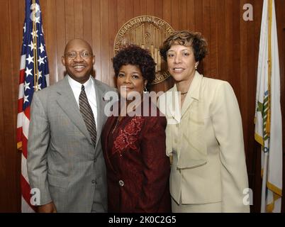 Shirley Caesar, Armstrong Williams in visita all'HUD. Shirley Caesar, Armstrong Williams in visita al soggetto HUD, il cantante gospel Shirley Caesar e l'editorialista e l'ospite del talk-show radiofonico Armstrong Williams in visita alla sede centrale dell'HUD, il Segretario all'incontro Alphonso Jackson e i membri dello staff dell'HUD. Foto Stock