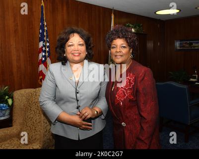 Shirley Caesar, Armstrong Williams in visita all'HUD. Shirley Caesar, Armstrong Williams in visita al soggetto HUD, il cantante gospel Shirley Caesar e l'editorialista e l'ospite del talk-show radiofonico Armstrong Williams in visita alla sede centrale dell'HUD, il Segretario all'incontro Alphonso Jackson e i membri dello staff dell'HUD. Foto Stock