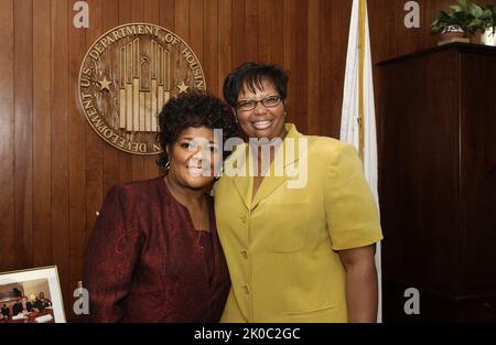 Shirley Caesar, Armstrong Williams in visita all'HUD. Shirley Caesar, Armstrong Williams in visita al soggetto HUD, il cantante gospel Shirley Caesar e l'editorialista e l'ospite del talk-show radiofonico Armstrong Williams in visita alla sede centrale dell'HUD, il Segretario all'incontro Alphonso Jackson e i membri dello staff dell'HUD. Foto Stock