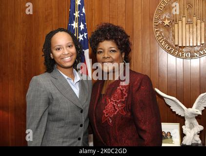 Shirley Caesar, Armstrong Williams in visita all'HUD. Shirley Caesar, Armstrong Williams in visita al soggetto HUD, il cantante gospel Shirley Caesar e l'editorialista e l'ospite del talk-show radiofonico Armstrong Williams in visita alla sede centrale dell'HUD, il Segretario all'incontro Alphonso Jackson e i membri dello staff dell'HUD. Foto Stock