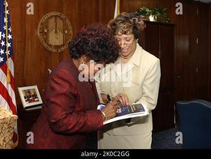 Shirley Caesar, Armstrong Williams in visita all'HUD. Shirley Caesar, Armstrong Williams in visita al soggetto HUD, il cantante gospel Shirley Caesar e l'editorialista e l'ospite del talk-show radiofonico Armstrong Williams in visita alla sede centrale dell'HUD, il Segretario all'incontro Alphonso Jackson e i membri dello staff dell'HUD. Foto Stock