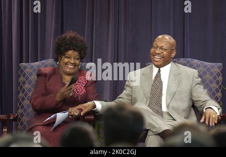 Shirley Caesar, Armstrong Williams in visita all'HUD. Shirley Caesar, Armstrong Williams in visita al soggetto HUD, il cantante gospel Shirley Caesar e l'editorialista e l'ospite del talk-show radiofonico Armstrong Williams in visita alla sede centrale dell'HUD, il Segretario all'incontro Alphonso Jackson e i membri dello staff dell'HUD. Foto Stock