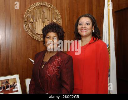 Shirley Caesar, Armstrong Williams in visita all'HUD. Shirley Caesar, Armstrong Williams in visita al soggetto HUD, il cantante gospel Shirley Caesar e l'editorialista e l'ospite del talk-show radiofonico Armstrong Williams in visita alla sede centrale dell'HUD, il Segretario all'incontro Alphonso Jackson e i membri dello staff dell'HUD. Foto Stock