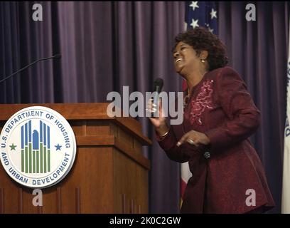 Shirley Caesar, Armstrong Williams in visita all'HUD. Shirley Caesar, Armstrong Williams in visita al soggetto HUD, il cantante gospel Shirley Caesar e l'editorialista e l'ospite del talk-show radiofonico Armstrong Williams in visita alla sede centrale dell'HUD, il Segretario all'incontro Alphonso Jackson e i membri dello staff dell'HUD. Foto Stock